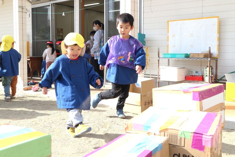 『けりけりせんたー』に来てくれたMくん★

「Yくんみててー！」
店員さんであるYくんは、どうやって遊ぶのかを実際に体を動かして手本を見せ教えてあげていました！
