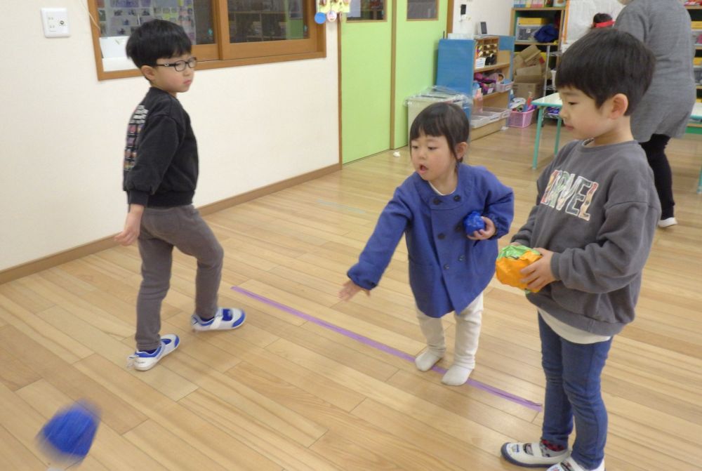 『げーむころころせんたー』に来てくれたNちゃん♡

「ここに立つんよ～、ボールなげるんよ～」
遊び方を伝えて優しく見守るHくん
Nちゃんも思いきりボールを投げ、何度も楽しんでくれました♪