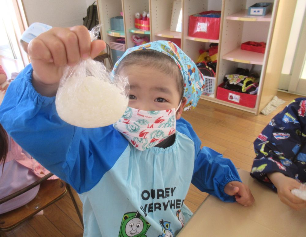 今日は、リス組さんが楽しみにしていたクッキングの日♪
朝から、給食先生を見つけると「クッキングする日じゃね！？」「ライスピザ作るんでしょ！？」とクッキングの話をしてくれました。
楽しみにしてくれているんだなぁ♡と、嬉しくなる瞬間です。

午後２時、そのわくわくを体験する時間♡
さぁ、みんなで【ライスピザ】を作ろう！！

先月、親子クッキングで【ライスピザ】を作りましたが、今回は具材を変えて、冬野菜たっぷりのピザを作ります♡