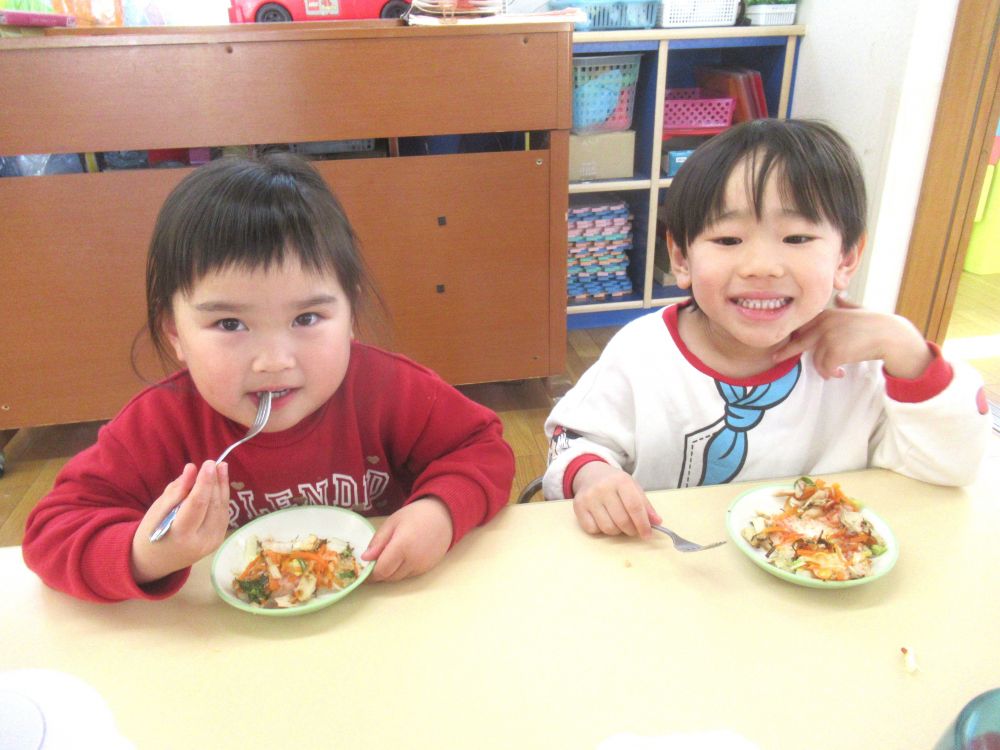 １５分後、焼きたてのピザをお届け！
「きたきたーーーー！」
「わぁ、いいにお～い♡」
子ども達の嬉しそうな声に迎えられました♪

普段、野菜が苦手な子も、今日はあっという間にペロリ☆
自分たちで作ると、何倍もおいしく感じるようです♡

家にある食材で簡単にできるので、子ども達と一緒にぜひ作ってみてください。