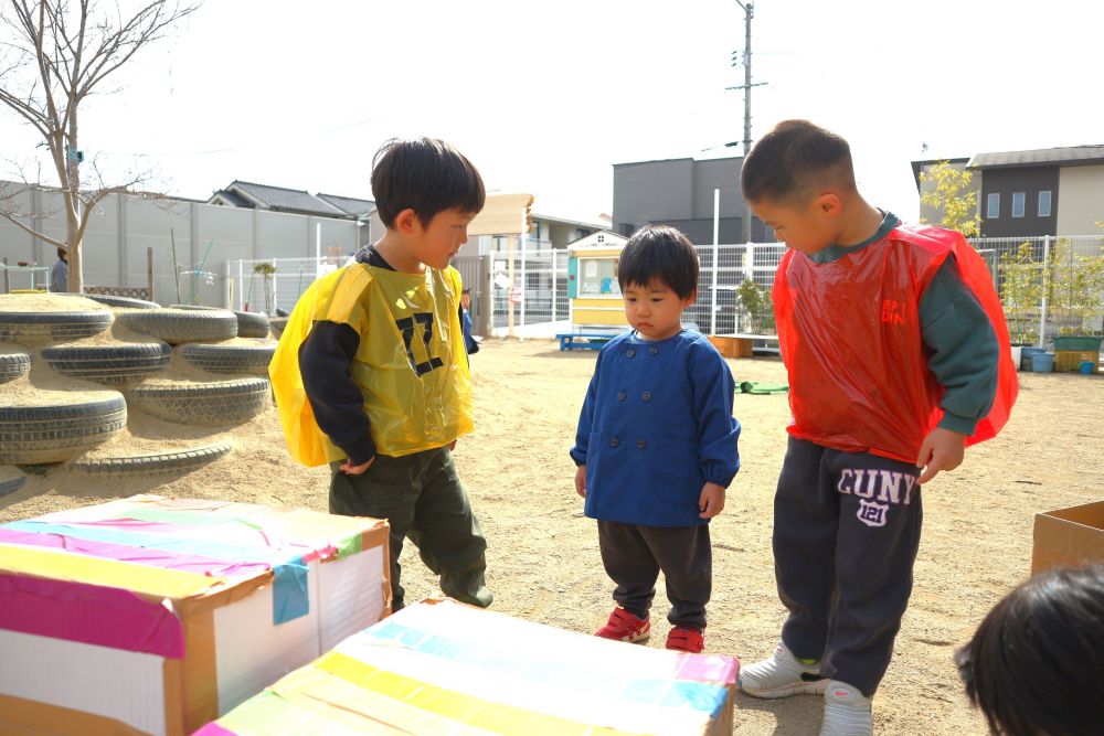 前回より年齢の近い子が来店！
「いらっしゃいませ～」
大きな声で呼びかけるゾウ組さん！
「ここはなあに？」
「やりたーい！」
ワクワクしながら来てくれるお客さん！
子ども自身が積極的にコミュニケーションをとりながら楽しんでいました♡



『けりけりせんたー』

ゴールに描いてあるキャラクターをじっと眺めるSくん
「ボール蹴ってみる？」
Sくんのペースに合わせながら優しく話しかける店員のIくんとSくん♡