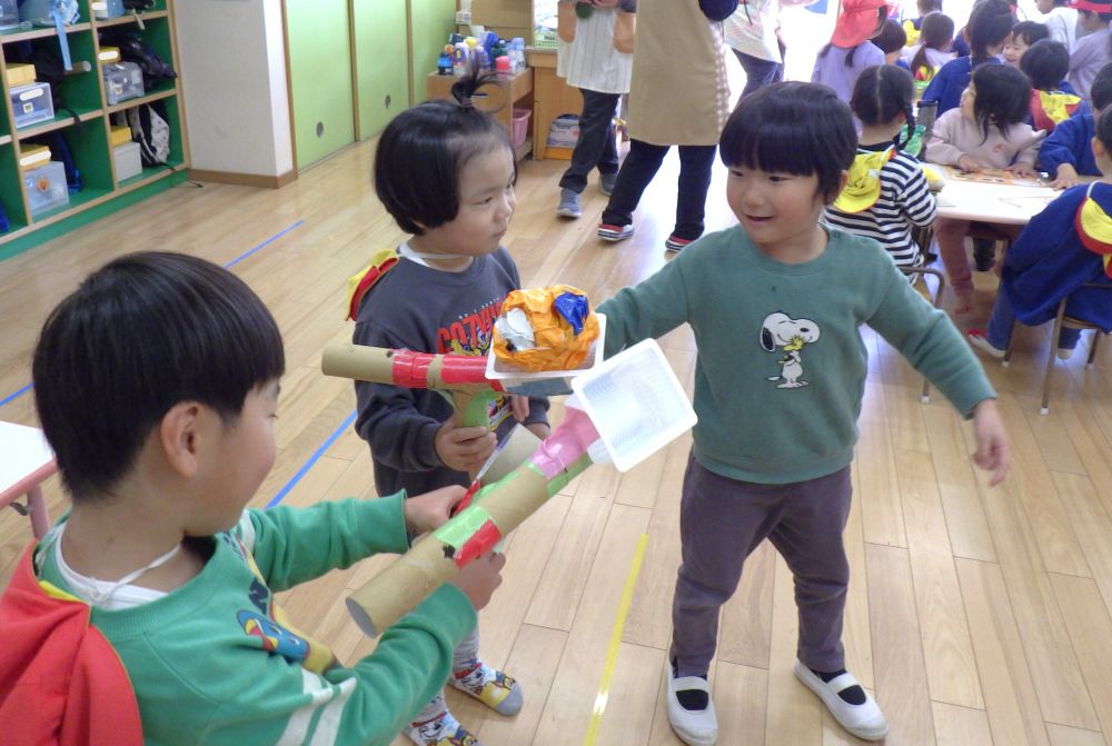 『げーむころころせんたー』にたたかいごっこが好きなHくんとRくんが来店☆

順番待ちをしてくれている2人にHくんは遊び方を説明・・・
「この武器はここ（カップ）にボールを入れて敵たおすんよ！」
「ちょっと待ってね！」

「すご！」
「こうやってつかうんじゃね！」
遊び方を知り、より楽しみな気持ちが膨らむ２人♡