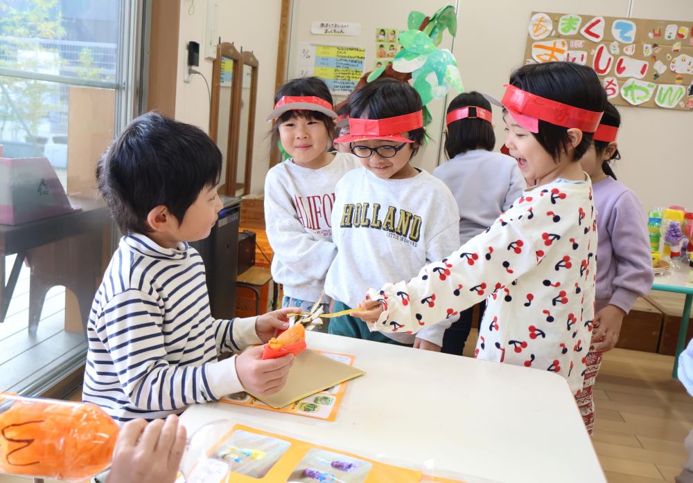 『あまくておいしいまっくやさん』

「ポテトとシャカチキください！」
メニューをみて自分の食べたいものを探し注文してくれるAくん！

「どーぞ」
少し照れながら商品を渡したり、、、笑顔で渡したり、、、
お店屋さんになりきって商品を届けました♡♡

どのお店屋さんも、たくさんのお客さんに喜んでもらえて嬉しかったね☆