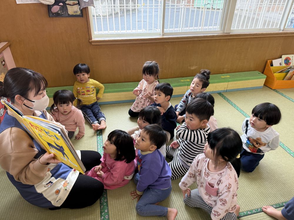2歳児
      『ねこのピート』

みんな大好きねこのピート🐱
｢ないてる～？｣
｢ないてないよ～！｣と、
友達とやり取りしたり、
歌を歌ったり🎶
大好きな絵本です📖´-