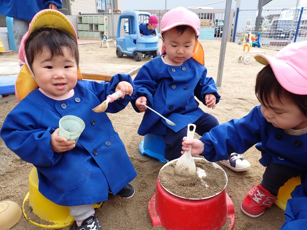 後援会からおもちゃをいただきました♪

”砂場イス”
テーブルにもなるよ💗