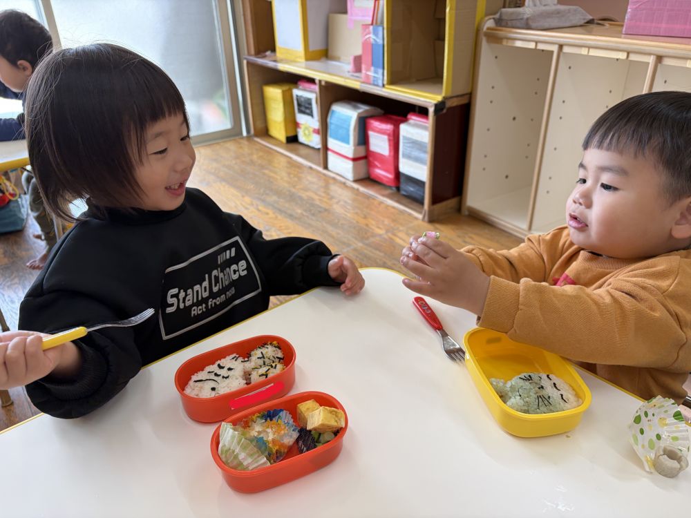 朝からみんなが楽しみにしていたお弁当！！

「〇〇はいってる！ママがつくったんよ！！」と
みんなルンルン♪

嬉しくて「みてー！！」
と友だちに見せてましたよ。