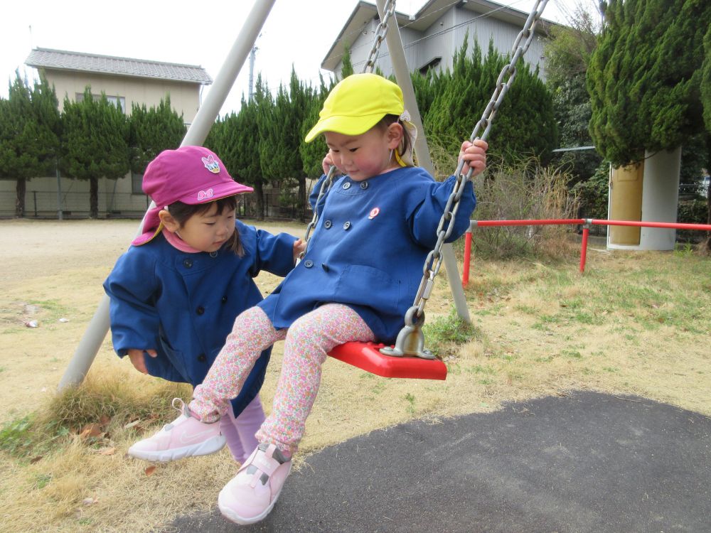 今日は、クマ・ヒヨコ組さんで最後のお弁当の日🍙
朝から
「お弁当持って来たよ」
「早く公園行きたい！」
と楽しみがいっぱい♡

公園に着くとさっそくブランコで遊び始めるSちゃん
「うごかない！」
と困っているとクマ組のお姉ちゃんが駆け寄ってきて、
「押してあげる！」
とブランコを押すお手伝いをしてくれました😊
