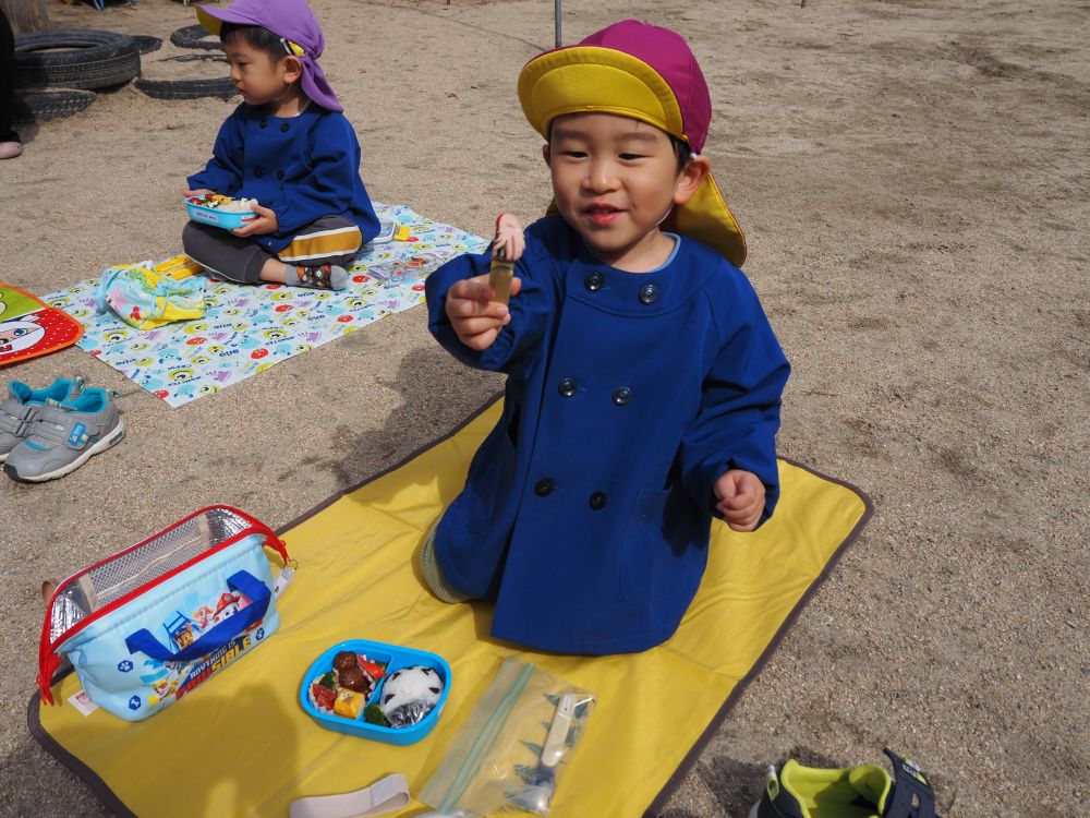 公園で思いっきり遊んだ後は、お楽しみのお弁当！
「今日、お外で食べるの！？」
と嬉しそうな子どもたち

待ちに待ったお弁当を開けると、
好きな物がいっぱい詰まっていて、
目をキラキラと輝かせます⭐

「たこさんウインナー！」
と真っ先に大好きな物を選んで食べるH君