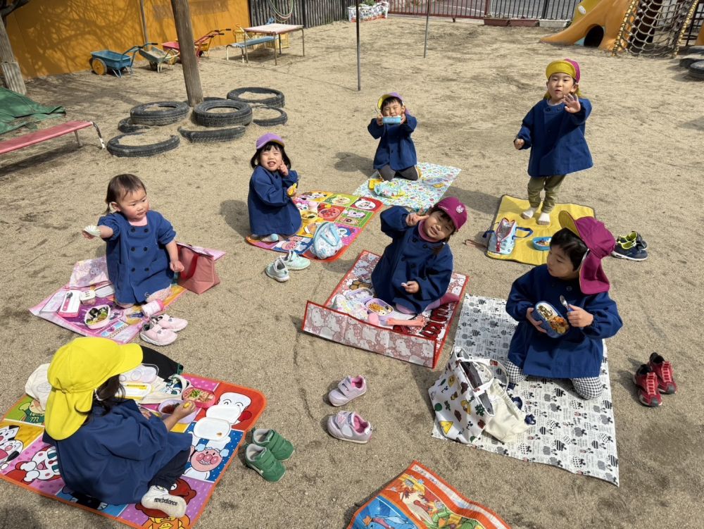 「おいしいね！」　「一緒の入ってる！」
と会話を楽しみながら食べているうちに、
愛情たっぷりのお弁当はあっという間に空っぽに！

お忙しい中、お弁当の準備ありがとうございました💜