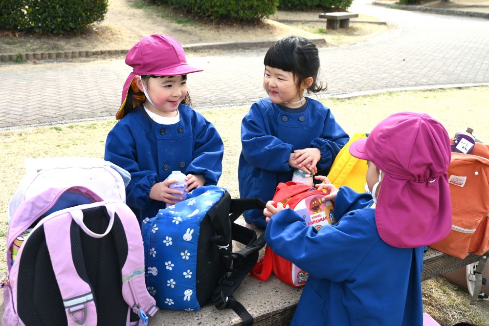 今日は楽しみにしていたお弁当の日・・・



「もうお弁当の時間じゃない！？」
「なんかお腹空いたけ、食べたくなってきたー！」
「一緒に食べよう～」

公園に着くと、思わず何回もフライングしちゃう３人♡
そんなやりとりもお弁当の日の楽しみの一つ・・・
