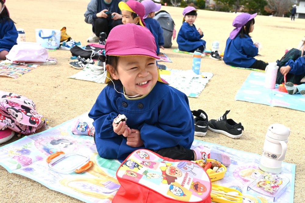 お弁当の時間

「おにぎりだったー！」
「一緒だね！ちっちゃいよ～！」

美味しいお弁当に笑顔になるIちゃん
友達と仲良く会話しながら味わいます

