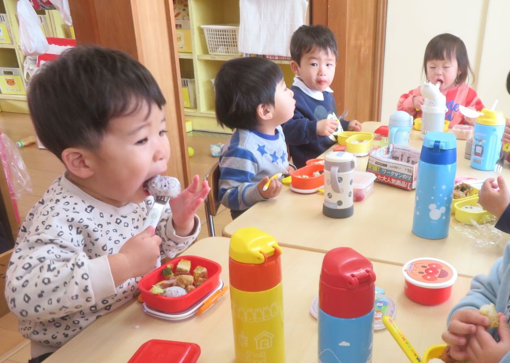 そして…
おまちかねの時間！！
「みてみて！」
「可愛いでしょ」
お弁当の蓋を開けるとどの子もニッコリ♡嬉しそうな笑顔を見せてくれます
「どれにしようかな？」
「これ一緒だね！」
友達と見せ合ったり、どれから食べようか悩んだりしながら楽しい時間を過ごしました
愛情たっぷりのお弁当ありがとうございました♡