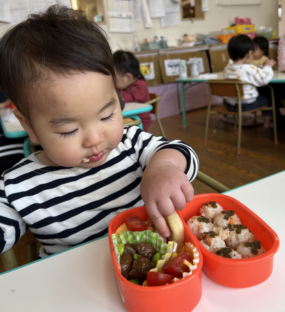 今日はみんなが楽しみにしていたお弁当の日💓

摘まんだり、スプーンを使いながら美味しそうに
お弁当を頬張っていたOくん😋
