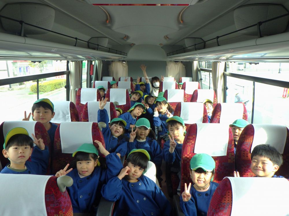 ゆめはうす最後のお弁当の日
行きたい場所はみんなで意見を出し合い
多数決で動物園に決定しました♡



大型バスに乗って出発進行！
「行ってきまーす♪」