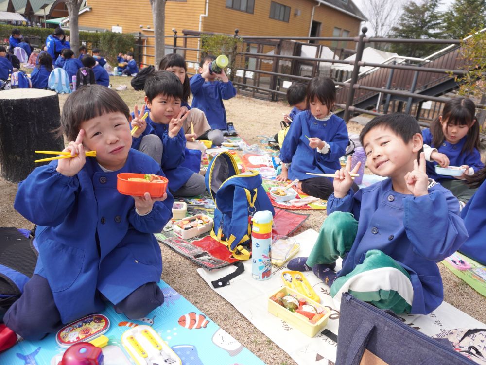 楽しみにしていたこの時間…♡
好きな物いっぱいのお弁当を
仲良しの友達とワイワイ楽しく食べました♡


年に４回のお弁当の日
昨日の夜から…　朝早くから…
愛情たくさんありがとうございました♡
