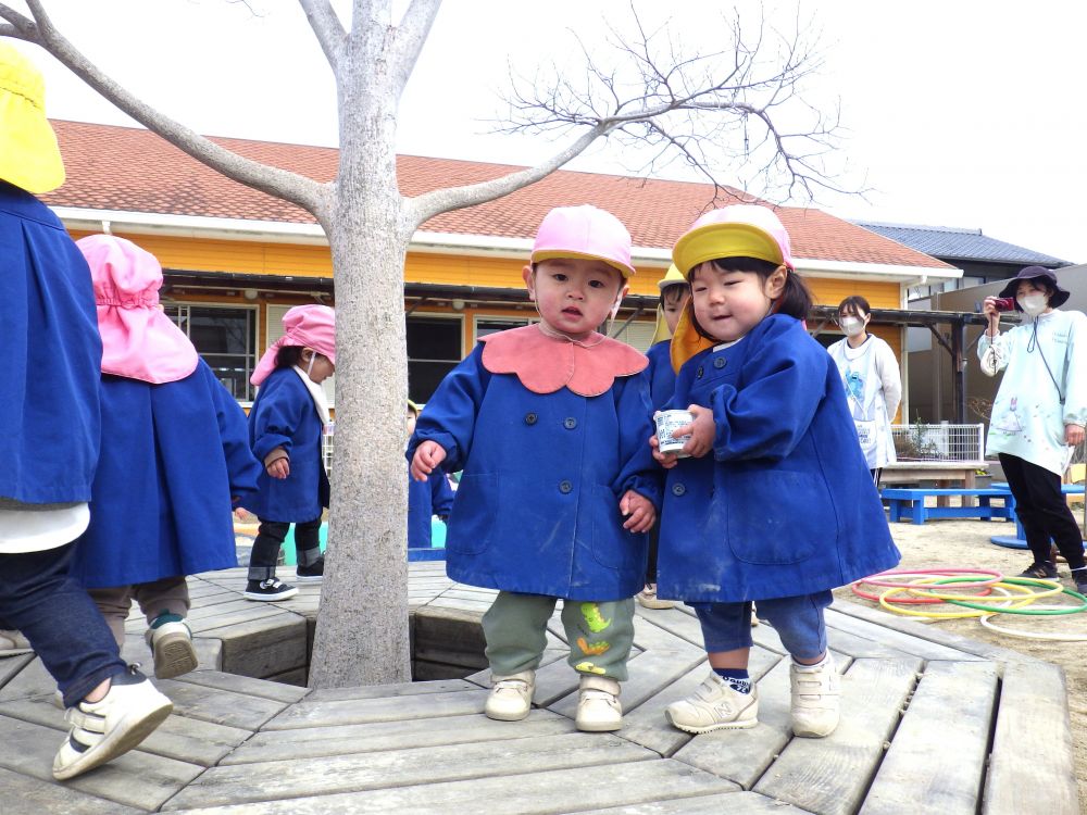 楽しみにしていたお弁当日！
さっそくヒヨコ組さんと一緒にまずはお散歩
バスを見て「あっ！バイバイ！」元気に手を振ってみたり、車を見つけて「ブーブー！」見送ったり、たくさんの働く車を見つけながらのお散歩
その後に、園庭で新しくなったウッドデッキで車になってくるくると回って楽しみました