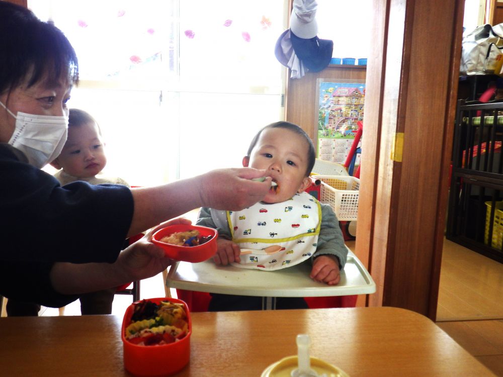 そして待ちに待ったお弁当♡
「お弁当食べる？？」
「ハーイ！！」
急いで椅子に座り目を輝かしてまつウサギ組さん、お弁当がでるとにっこり
パクパクと大きな口で食べ始めました