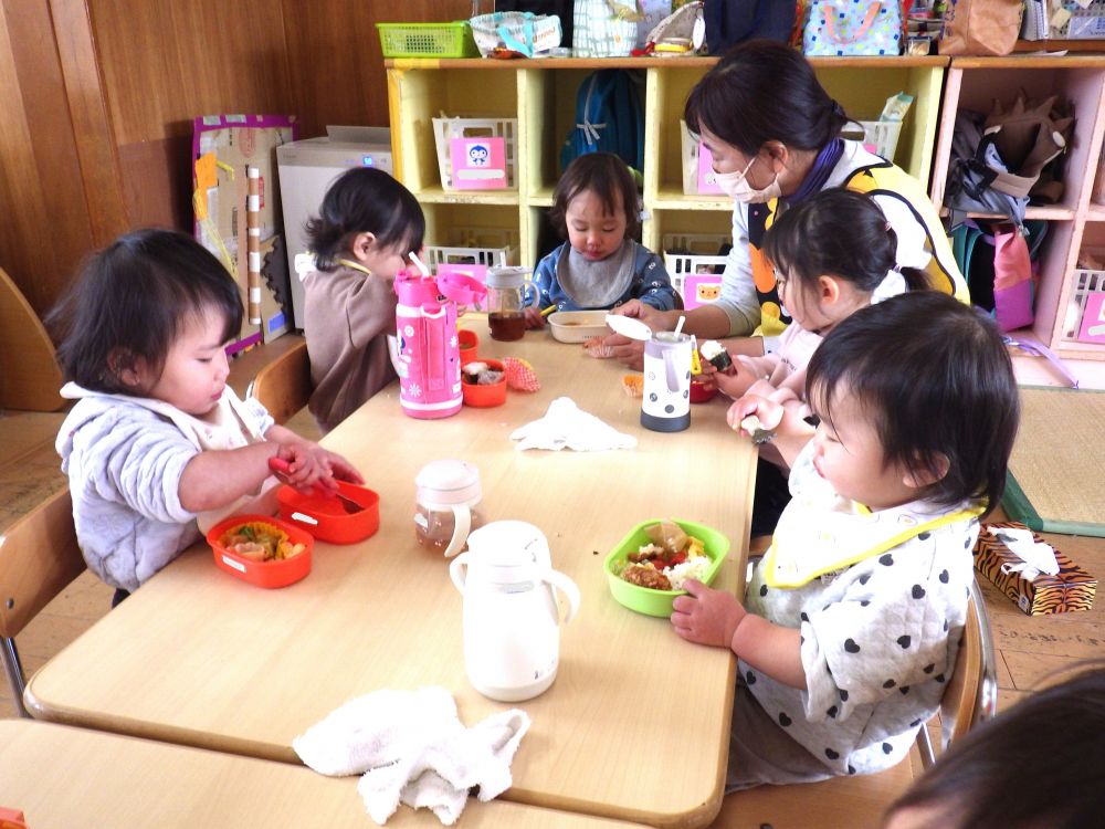 大好きなお家の味に、フォークを使いそれぞれのペースでしっかり食べていました


愛情たっぷりのお弁当ありがとうございました