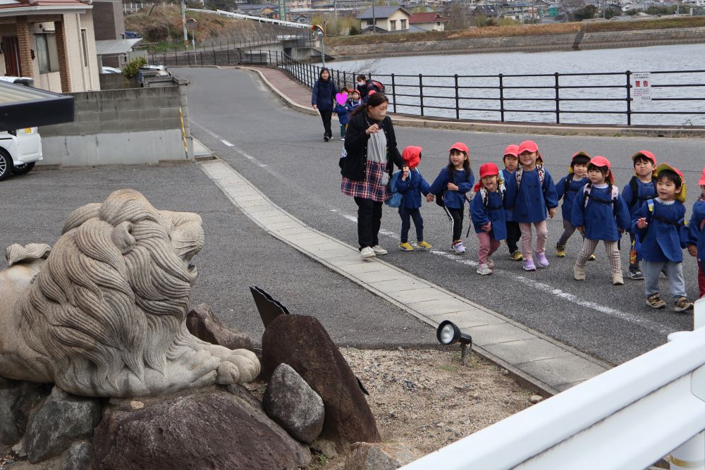 
今日のお弁当の日は
ちょっぴり大冒険！

平原４丁目にある
「わんぱく公園」まで遊びに行きました♡

わんぱく公園で
あいはうすのクマ組さんと待ち合わせ！

少し遠い距離ですが
「お兄さんお姉さんだからいっぱい歩けるよね～！」
と足取り軽く門田を出発です！


ライオンの置物を発見！
途中にライオンがいるよ
と聞いて進んでいたため
「食べられないかな・・・」
とドキドキしていた子どもたち

「なーんだ、動かないやつだ♡」
と一安心（笑）

