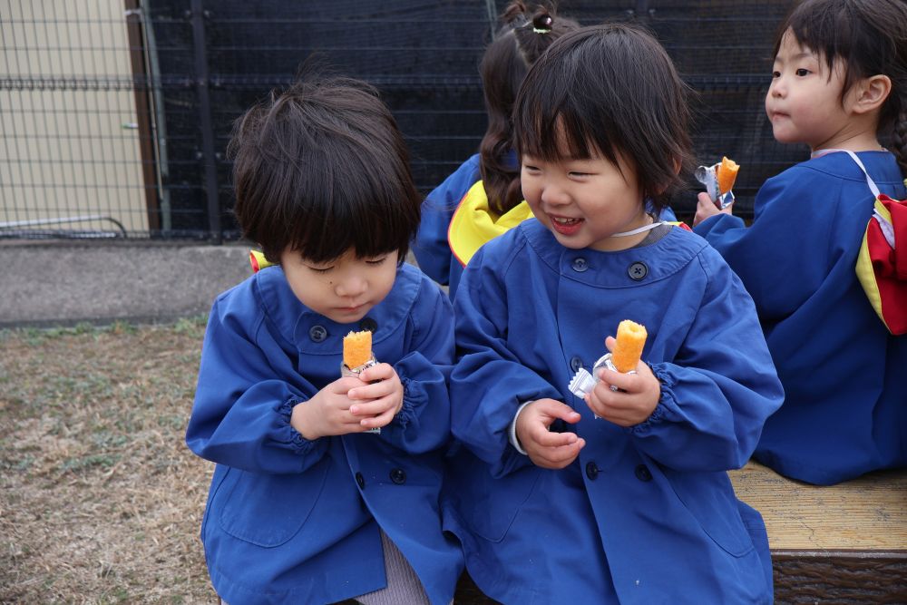たくさん歩いて公園に到着！
お菓子を食べてパワーチャージ♡

「おいしいね～♡
　食べ終わったらもう１個食べたくなるね～♡」
そんなかわいい会話をしながら
あっという間に食べ終わりました！
