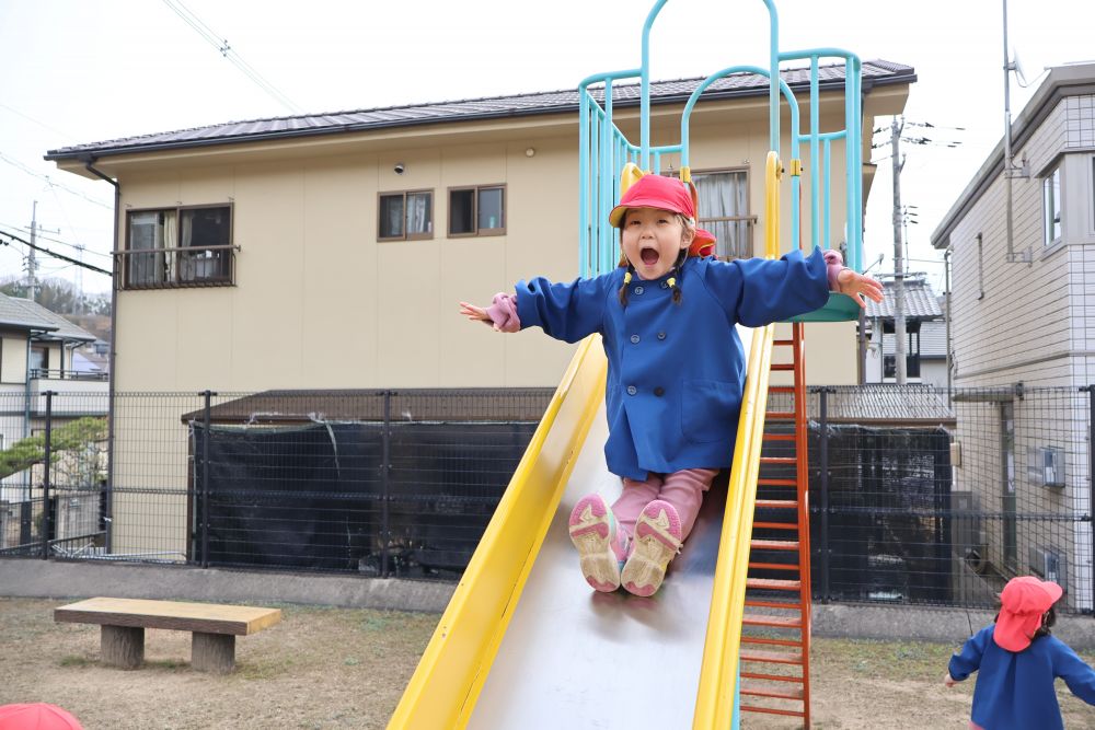 「わーーい♪」
両手を広げて滑るIちゃん
たくさん歩いて疲れているはずなのに
子どもたちのパワーは無限です！