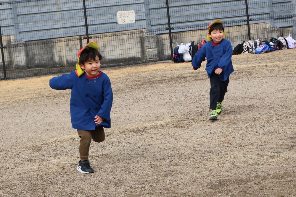 ひろーい広場で
思いっきり走り回るJくんとAくん

長い距離を歩いたとは思えないほど
元気いっぱいです！
