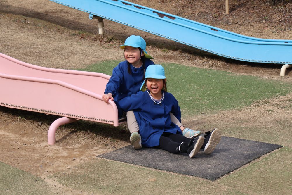 遊具では、たくさんの滑り台が…✨

友達同士で誘い合う姿や、
ぶつかって爆笑する姿、
どれもとっても微笑ましい👀💞