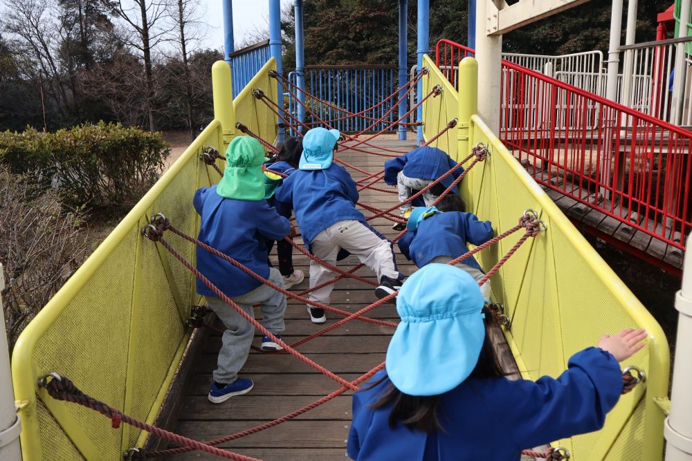 上に行けば行くほど長い滑り台を
滑ることができます👍🏼👍🏼

「俺はロープの下だけ通るわ！」
「じゃあ俺は上だけ！
あ…やばい届かんわ…」
ロープのくぐり方１つでも
みんな違って盛り上がる🎼


たくさん遊んだ後は…
