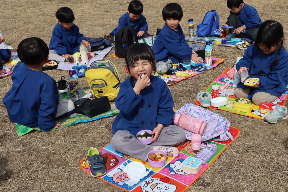 蓋を開けると、真っ先に
おにぎりを頬張るＦちゃん🤍🤍

「うん！おいしい！」

いい食べっぷり！！🤤たくさん遊んで
お腹がすいた！
みんなあっという間に…
「もう食べた！」「ピカピカよ！」

みんなのお弁当箱が空っぽに☁
