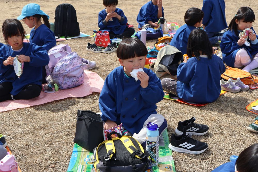 今回は【おやつ】を持っていきました🫶🏼

Ａくんは、お弁当をぺろりと平らげ、
おやつを口いっぱいに食べる…
まさに、遠足ならではの幸せ時間⌛💕


1人ひとりが思い出に残る遠足になりました🎶
お家の方、お弁当の準備
ありがとうございました！♡
遠足の楽しい話を持って帰ります！
ぜひ、聞いてみてください🙂‍↕️