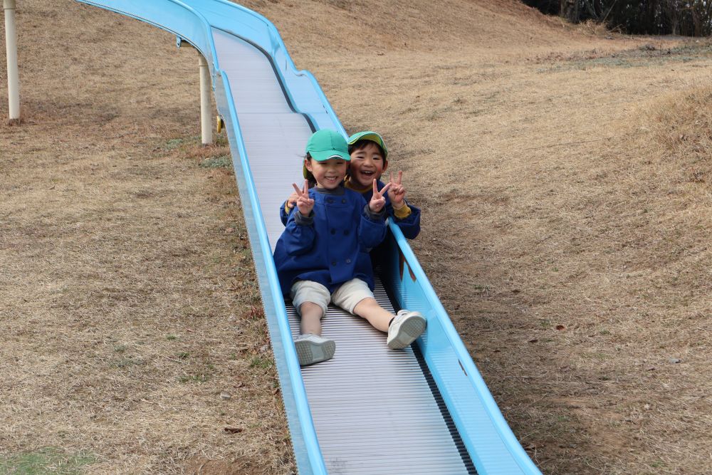 最後の遠足でバスに乗り
ファミリーパークに行きました！！

まずは広い公園を探検♪
遊具の奥に行くとくじゃくや鹿を発見
一周回ってみたあとはいよいよ遊具に♡

いろんな長さのすべり台に
広くて大きなすべり台！！
子ども達の目はワクワクした表情に…♡

まずは中くらいの長さのすべり台を
一人で滑ったり、友達と滑ったり♪
