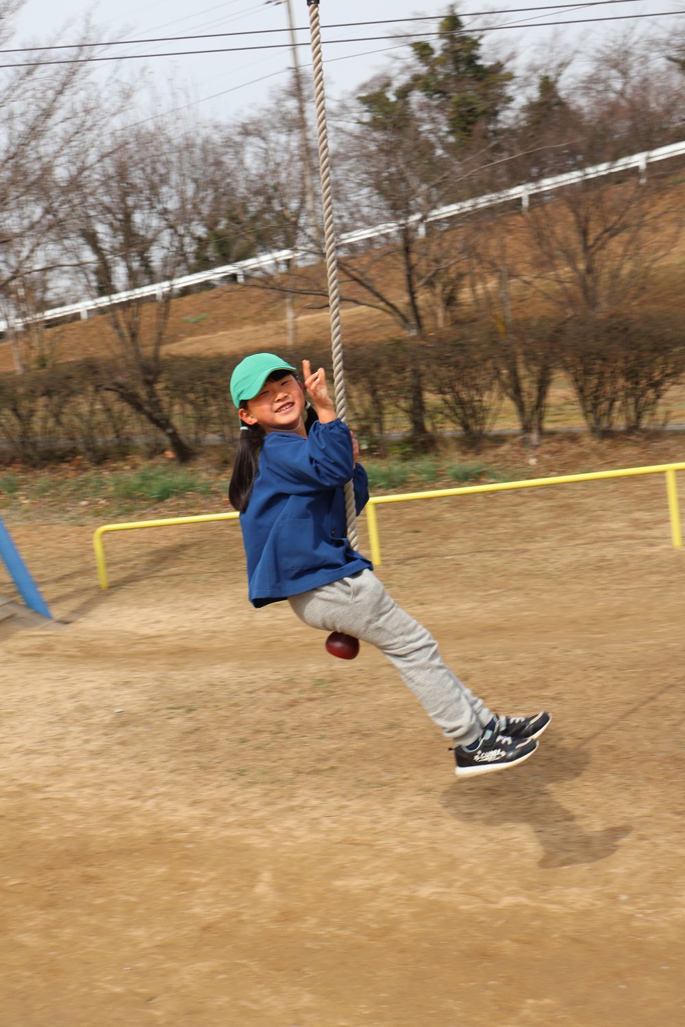 キリン組さんが行列になったのは
ターザンロープ💪
手や足の力を使わないと滑り落ちてしまう…
自分の足でジャンプしてしっかり掴みます！！