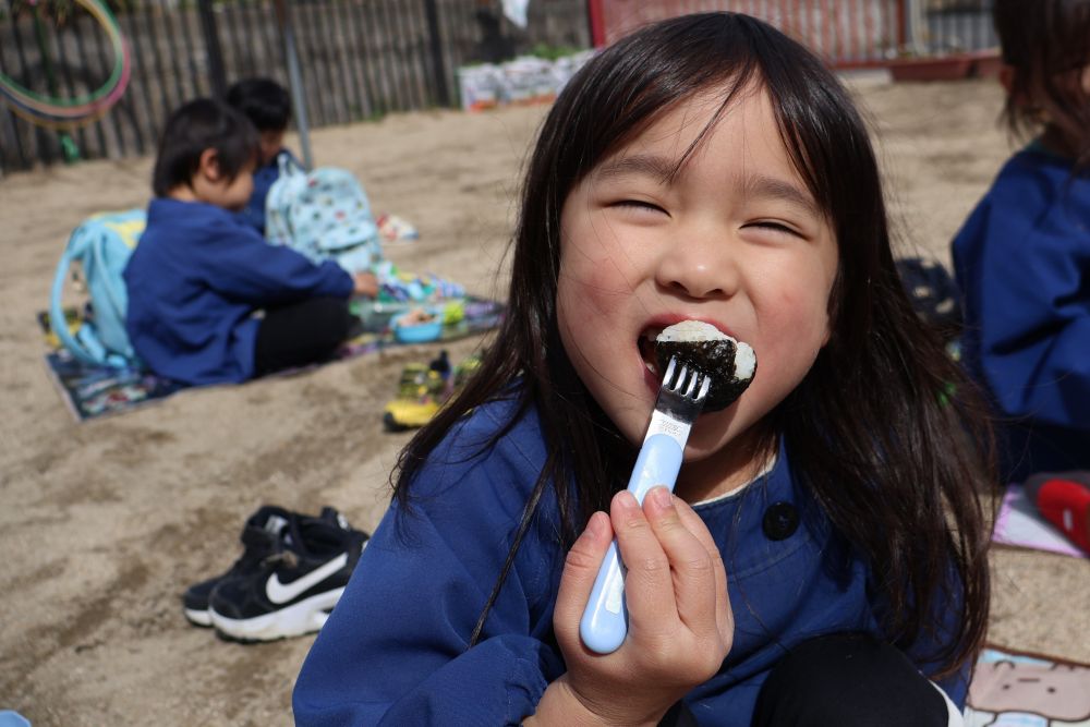 さすがに疲れたようで
静かな帰り道（笑）

園につくとそんな静かなリス組さんは
どこに行ったのかと言わんばかりに
「お弁当だー♡やったー♡おなかすいたー！」
と再びテンションが上がります！


「おいしー😋♡」
「ぼくイチゴ入ってるよ！」
おうちの人が作ってくれたお弁当に大満足！

愛情たっぷりのお弁当ありがとうございました♡


