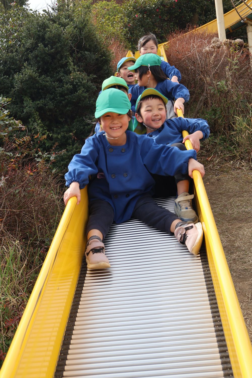 そして最後までみんなが楽しんでいたのは
一番長いすべり台♪

「ちょっと怖そう…」
「絶対あれやりたい！！」
少し怖がっていた子も楽しそうな友達の姿に
一回滑ってみると　「楽しい♡」
「おーい！！ここだよー！！」
子どもたちにしんどいなんてことはありません！！
何度も上まで上がり滑ってきます♡