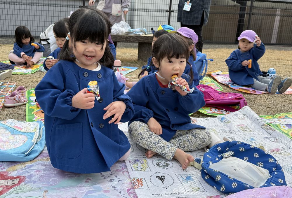 お別れ遠足だったので、
ごほうびのおやつの中から1つ選んで、
公園で食べたよ☺️
