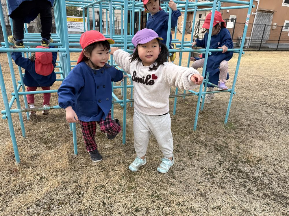今日は、
門田認定こども園のリス組さんと一緒に遊んだよ✨

｢おねえちゃん！あっちであそぼう！｣と、Rちゃん♪