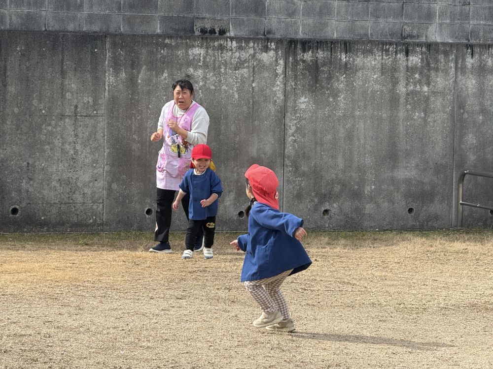 ｢せんせーこっちにおーいーでー！｣と、
誘ってくれたリス組のHちゃん♡

久しぶりのあいはうすの先生に、
とっても喜んでくれて、鬼ごっこ！

懐かしい光景にほっこりしました♡

みんな大きくなったね～🥰
