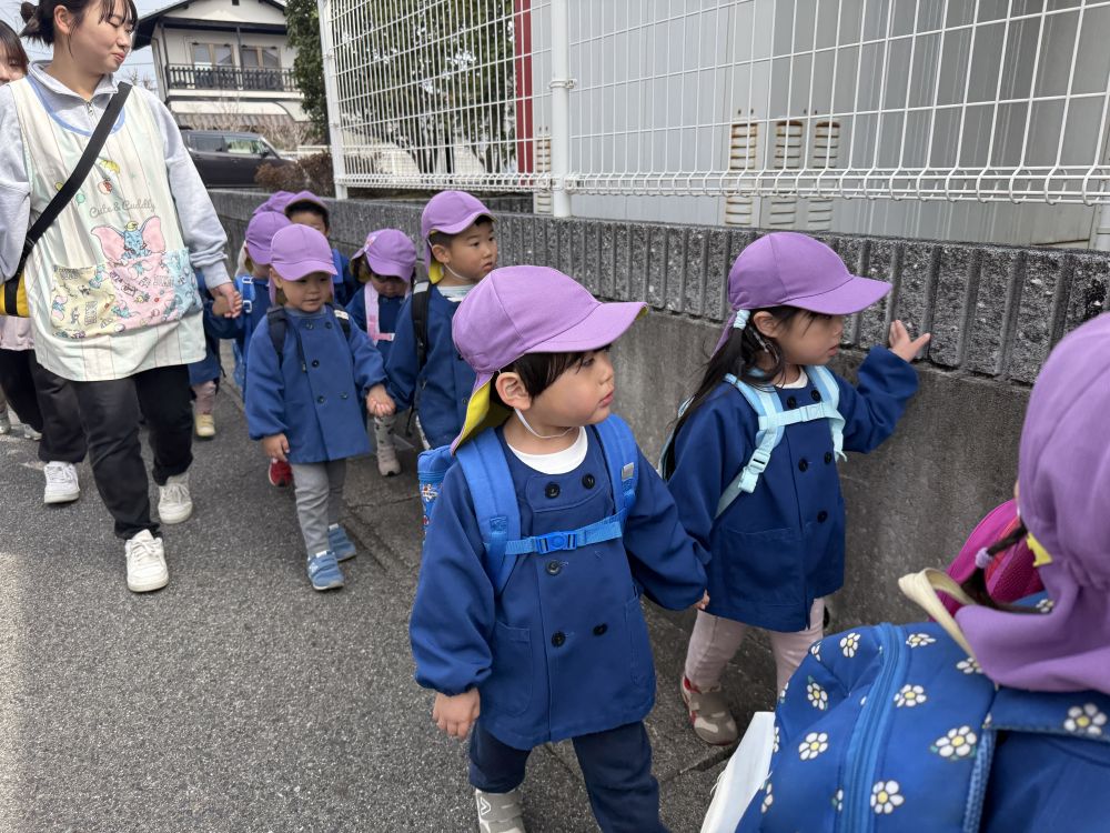 友達と一緒に手をつないで…

歩くのも上手になりました♪