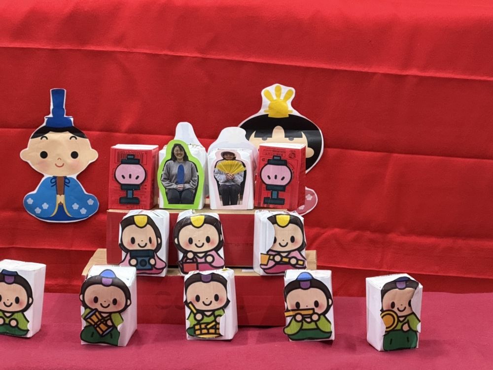 先生の出し物は、
ひなまつりのお内裏様とお雛様の服探し...
どんな服を着てるかな～？
おっちょこちょいの先生たちは
ひな祭りの衣装を忘れています！