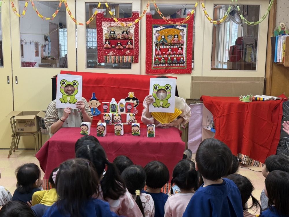 これであってるかな～？
子ども達に聞くと
『ちがうよ～かえるだよ～』
最後には衣装を見つけることができました♡
