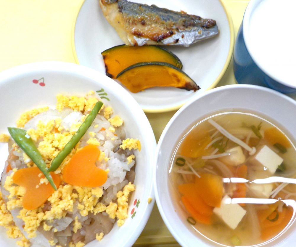 ちらし寿司

さわらの西京焼き

焼きかぼちゃ

豆腐とえのきのすまし汁

牛乳