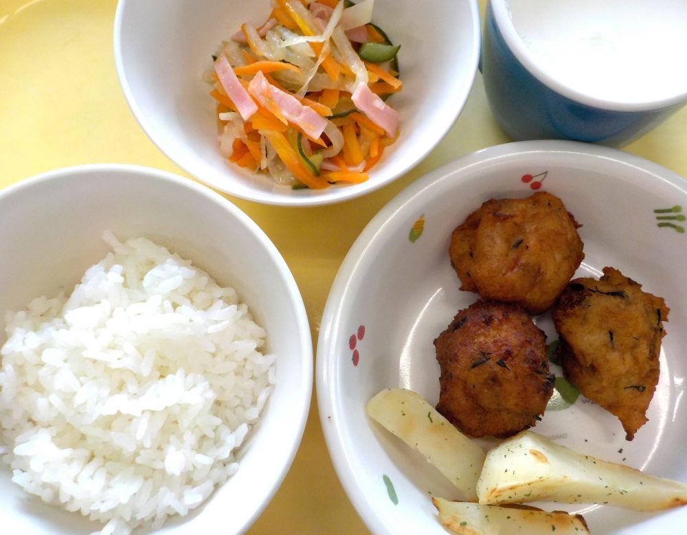 ご飯

豆腐とツナのまりあげ

焼きポテト

大根マリネ

牛乳