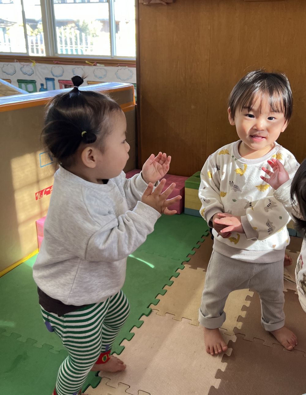 リズムあそびがとっても大好きなウサギ組さん♪

音楽がかかると、踊って楽しむ子もいれば・・・