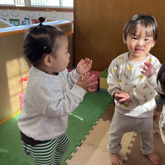 リズムあそび　～０歳児　ウサギ組～