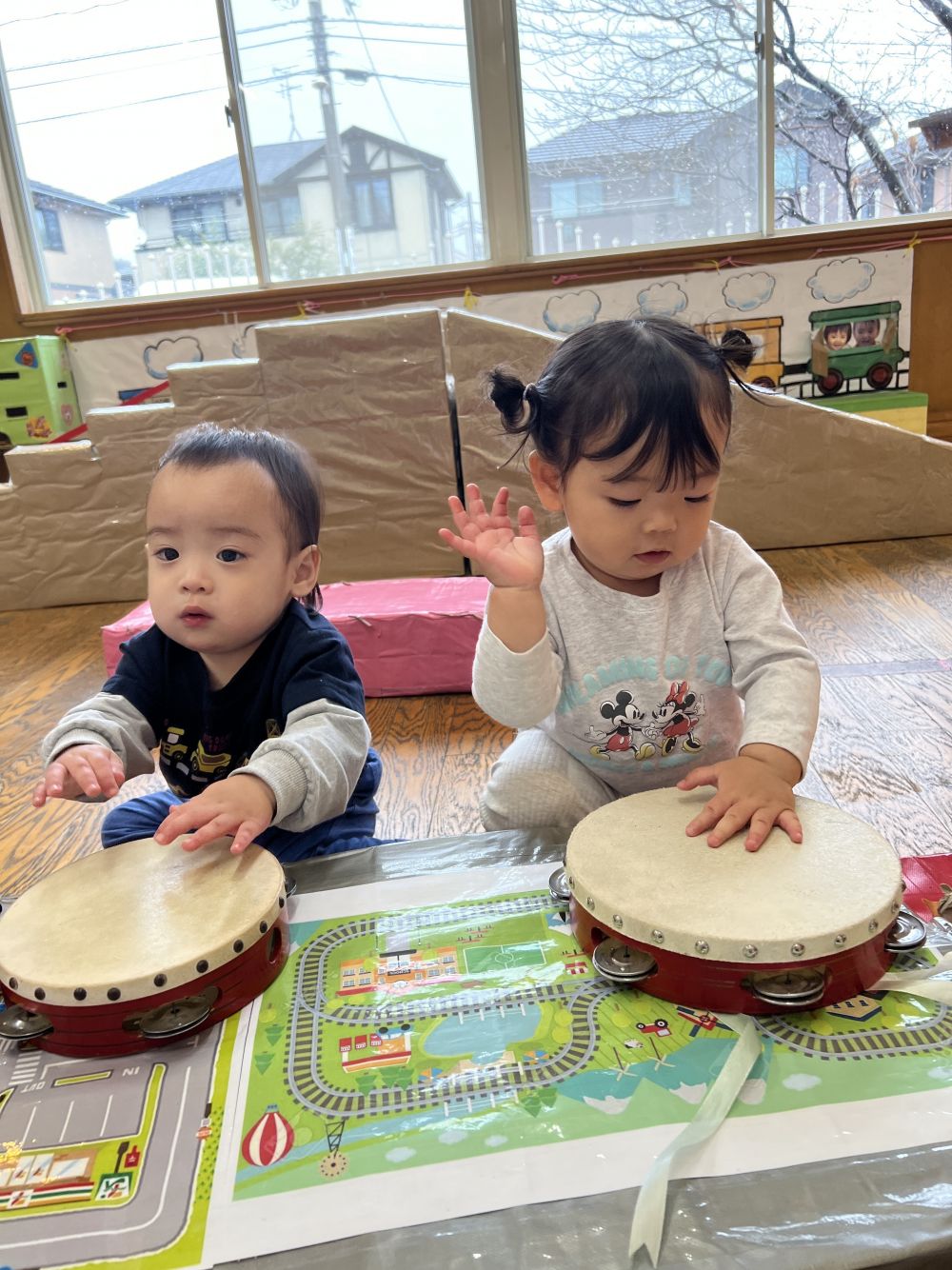 音楽に乗って、タンバリンを叩いて楽しんでいる子も💕