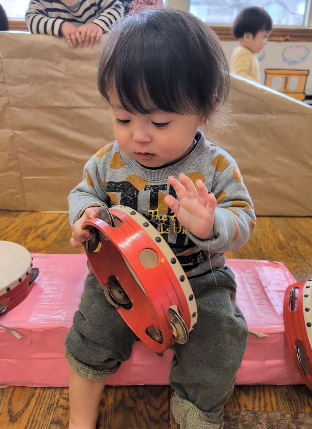 Tくんは真剣な顔でタンバリンを叩いていました✨