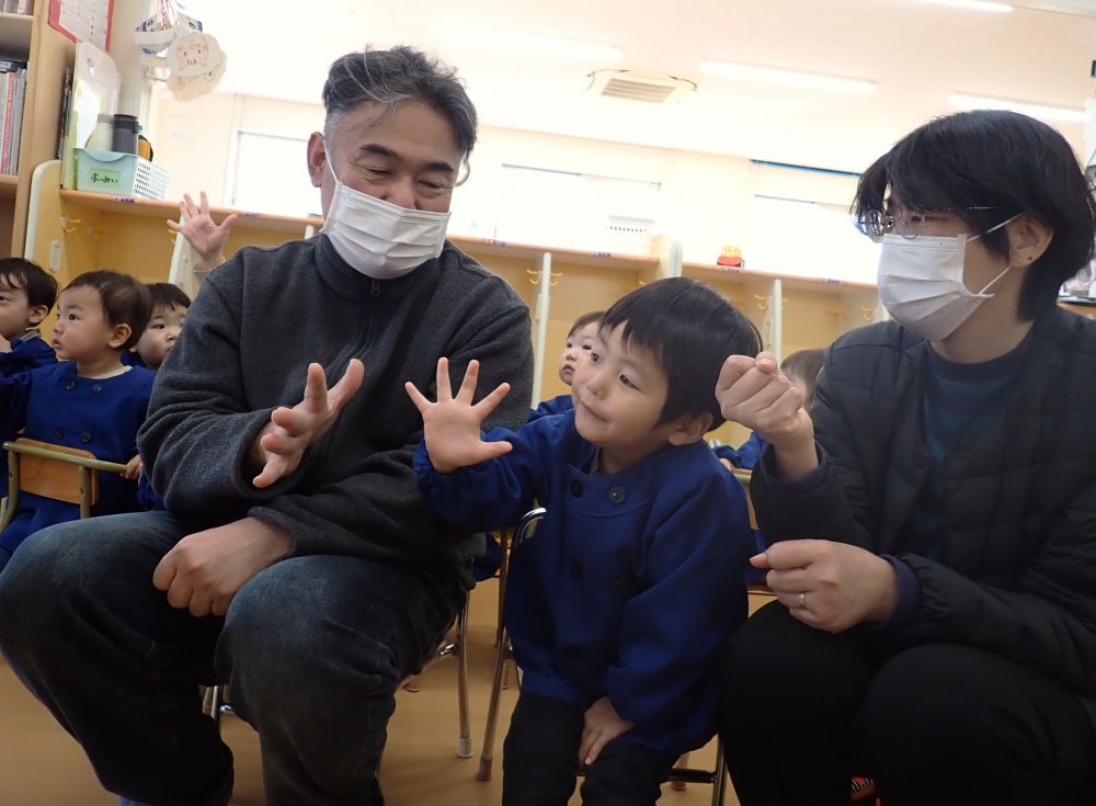 おじいちゃん、おばあちゃんと一緒に
歌を歌ったり・・・

誰でもいつでも保育参加✨
５月から始まります♪