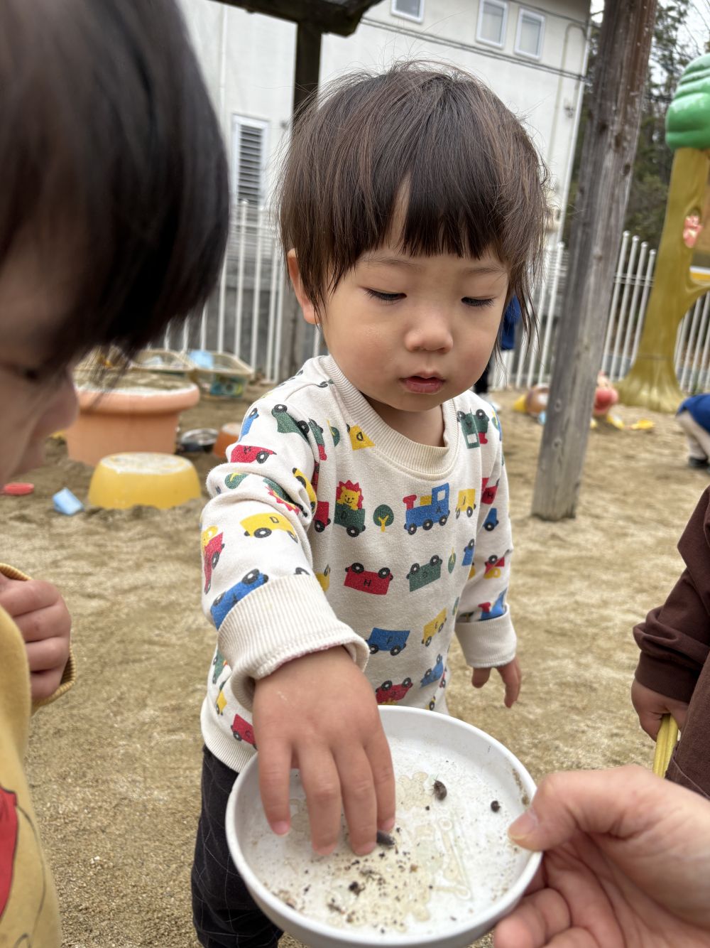 Mくんも興味津々～
とっても上手に
優しく触ってました～💕
これから、暖かくなると
色んな虫さんが遊びにきてくれるよ！