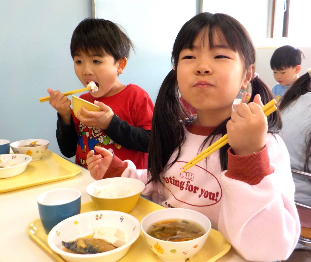 毎年3月はゆめはうす認定こども園、門田認定こども園のキリン組さんから出たリクエスト献立がたくさん給食に入ります！
今日は【さばのみそ煮】です
給食のさばのみそ煮は少し甘めで子どもたちとっても大好きな魚料理です♡

「やったー今日は私が書いたさばのみそ煮～」
「おいしそー」
Ｓちゃんやその他数名の子がリクエストしていました☆


