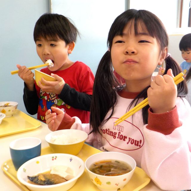 ＊　給食時間の様子　（門田認定こども園）　＊